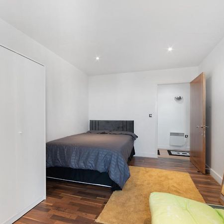 Excel 3 Bedroom Apartment Near City Airport And O2 Arena 런던 외부 사진
