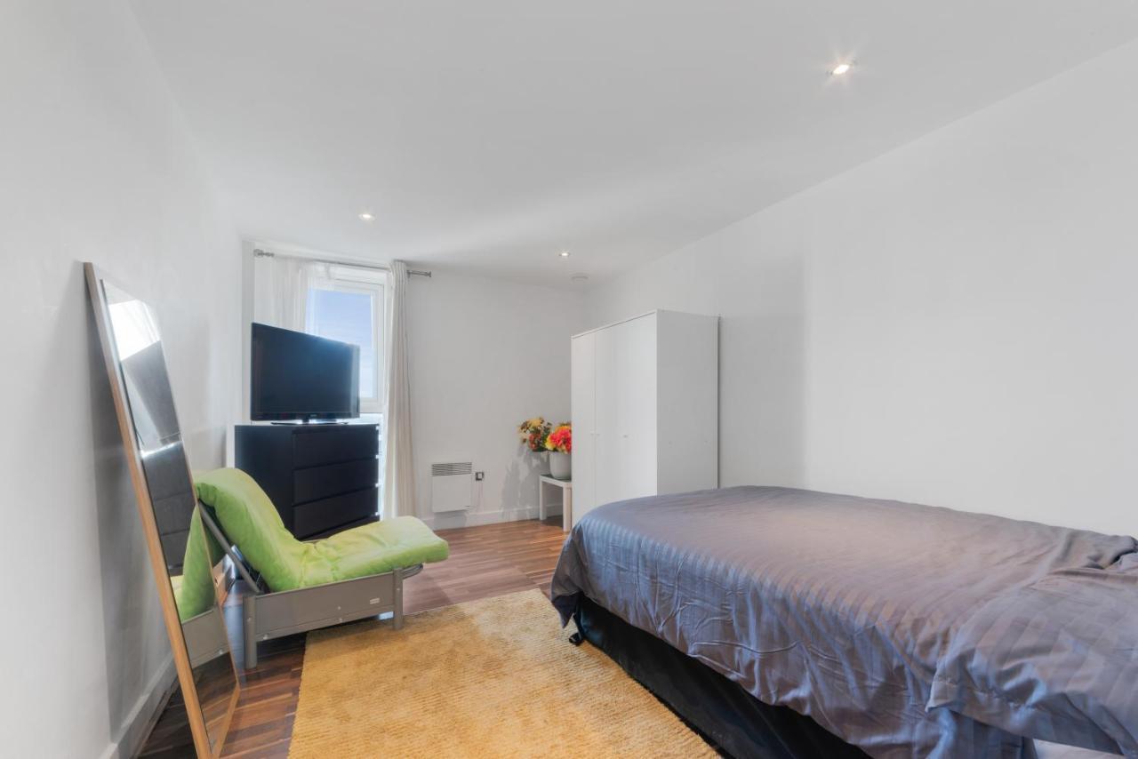 Excel 3 Bedroom Apartment Near City Airport And O2 Arena 런던 외부 사진